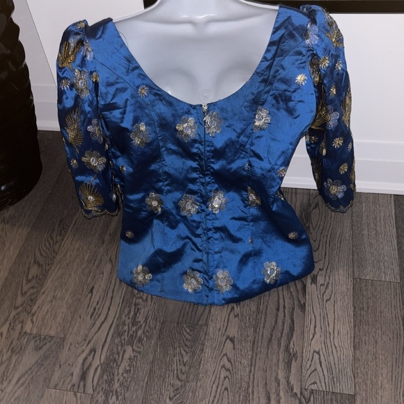 Elegant Blue and Gold 1980’s style silk floral blouse with puff 3/4 sleeves - Picture 6 of 16
